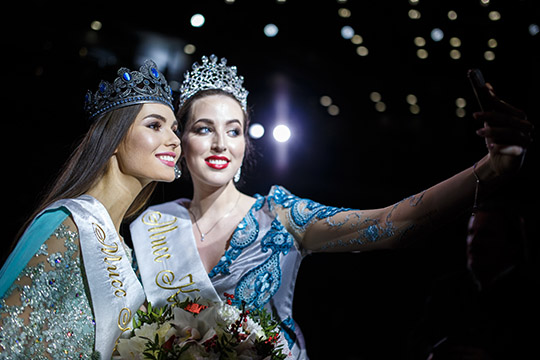 «Мисс Казани» Камиля Харисова (слева)