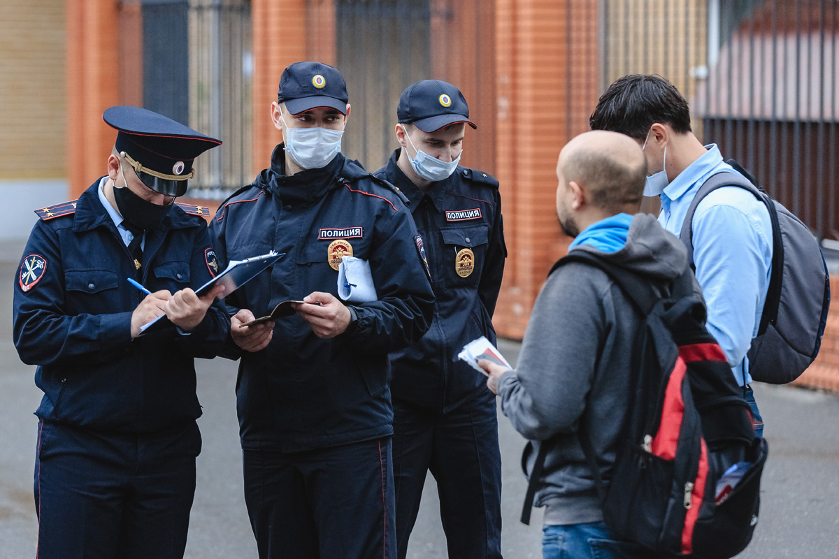 Раньше у людей хотя бы инстинкт самосохранения был – при виде человека в  форме убегали»