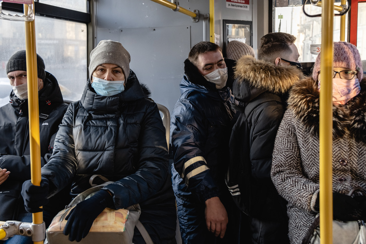 Вы бы почаще проверяли!»: почему в троллейбусах лучше ловят  «антимасочников», чем в автобусах?