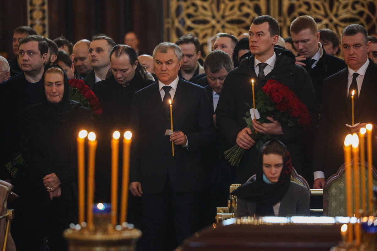 На церемонии присутствовало. Похороны Жириновского Аурус.