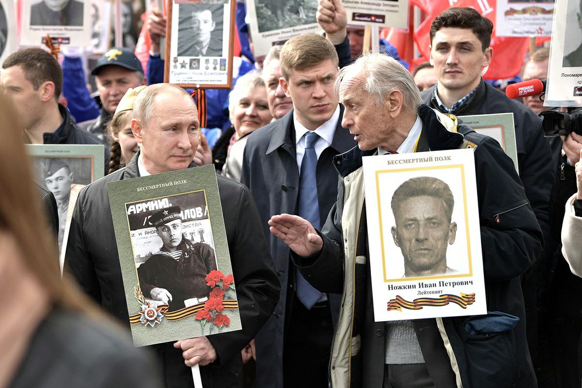 Фото путина в бессмертном полку