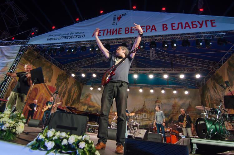<strong>76. Эмир Кустурица спел на «Летних вечерах» в Елабуге</strong>