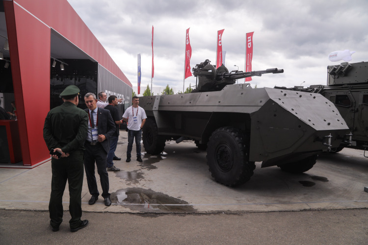 <strong>93. «Ремдизель» представил беспилотный бронеавтомобиль «Зубило» на форуме «Армия-2023»</strong>