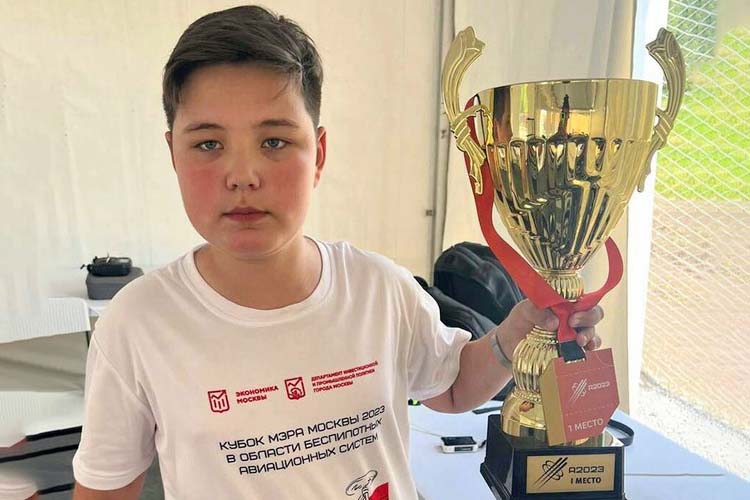 <strong>89. Школьник из Татарстана выиграл 12 наград на турнире беспилотников</strong>