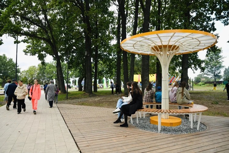 <strong>91. В Васильево открыли обновленные парк и набережную у озера</strong>