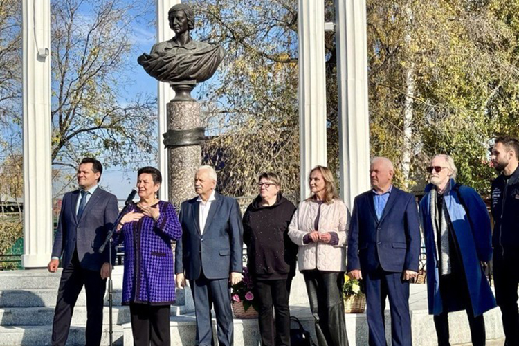 В Елабуге открыли сквер Писателей