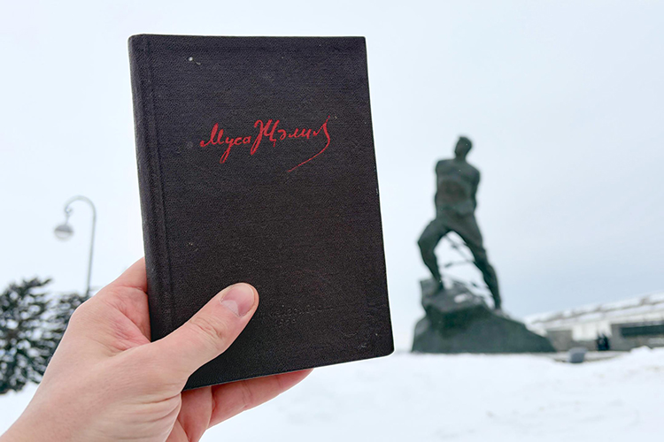 Депутат Госдумы подарил музею Мусы Джалиля первое издание «Моабитской тетради»