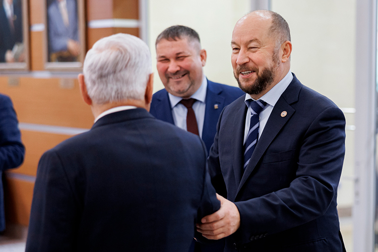 2. Асгат Сафаров &mdash; руководитель администрации раиса РТ, 64 года