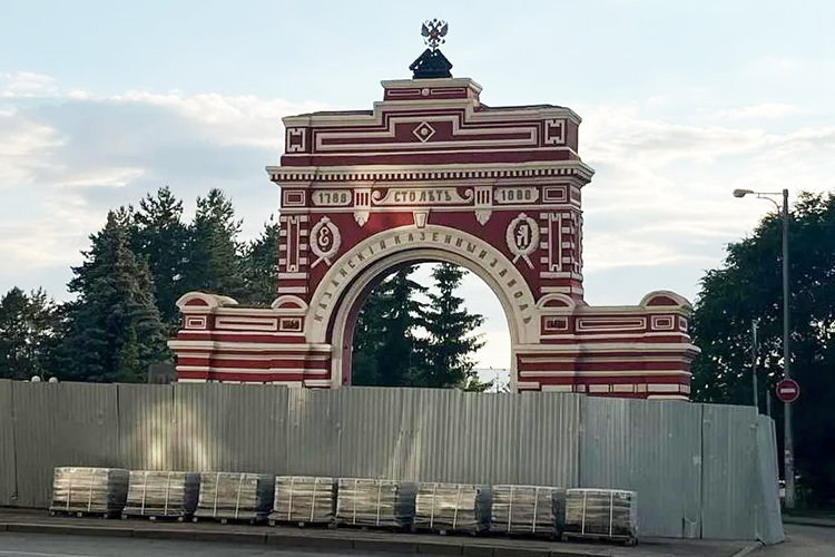 В Казани возобновили реставрацию «Красных ворот»