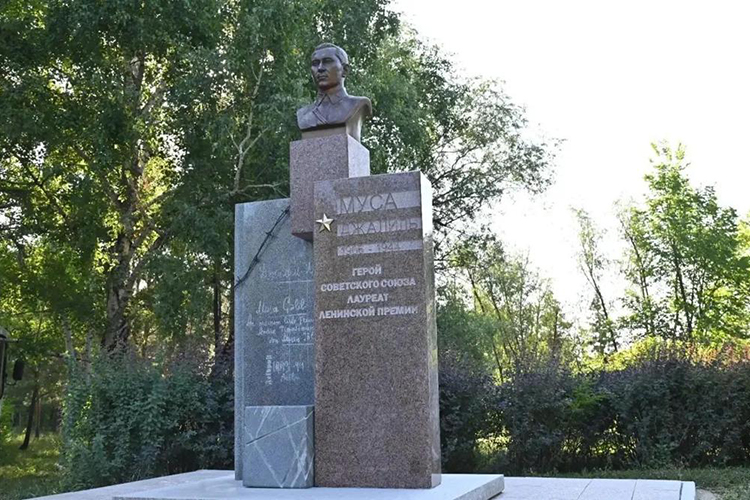 В Омской области открыли памятники Мусе Джалилю и Габдулле Тукаю