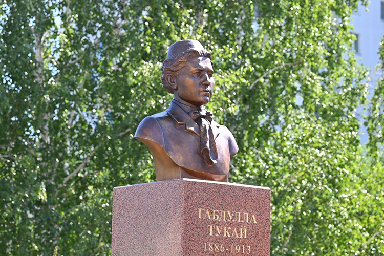 В Казахстане установили памятник Габдулле Тукаю